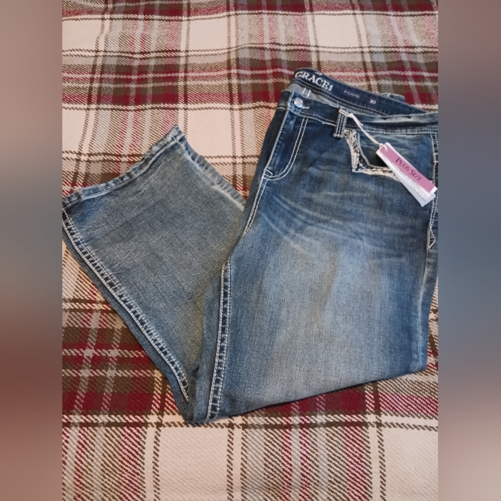 NEW WITH TAGS! Grace in LA Capri Size 20
